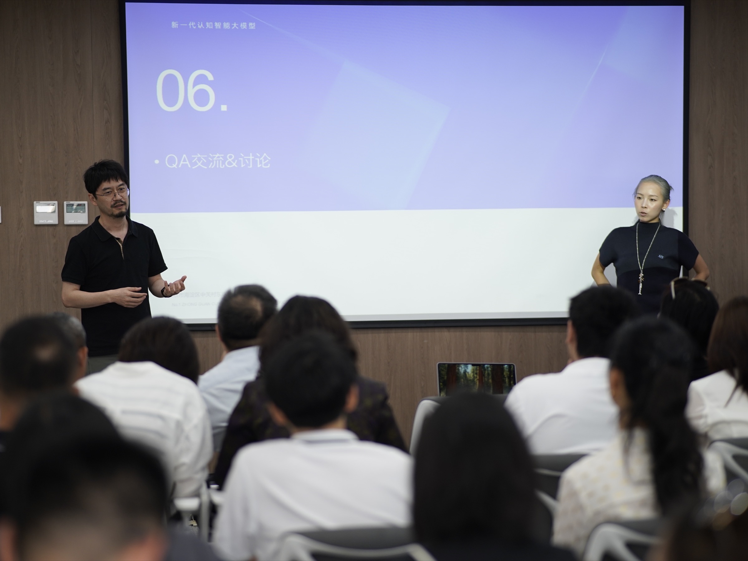 During the exchange, entrepreneurs discussed AI implementation scenarios, organizational collaboration, and application boundaries with Zhipu AI experts