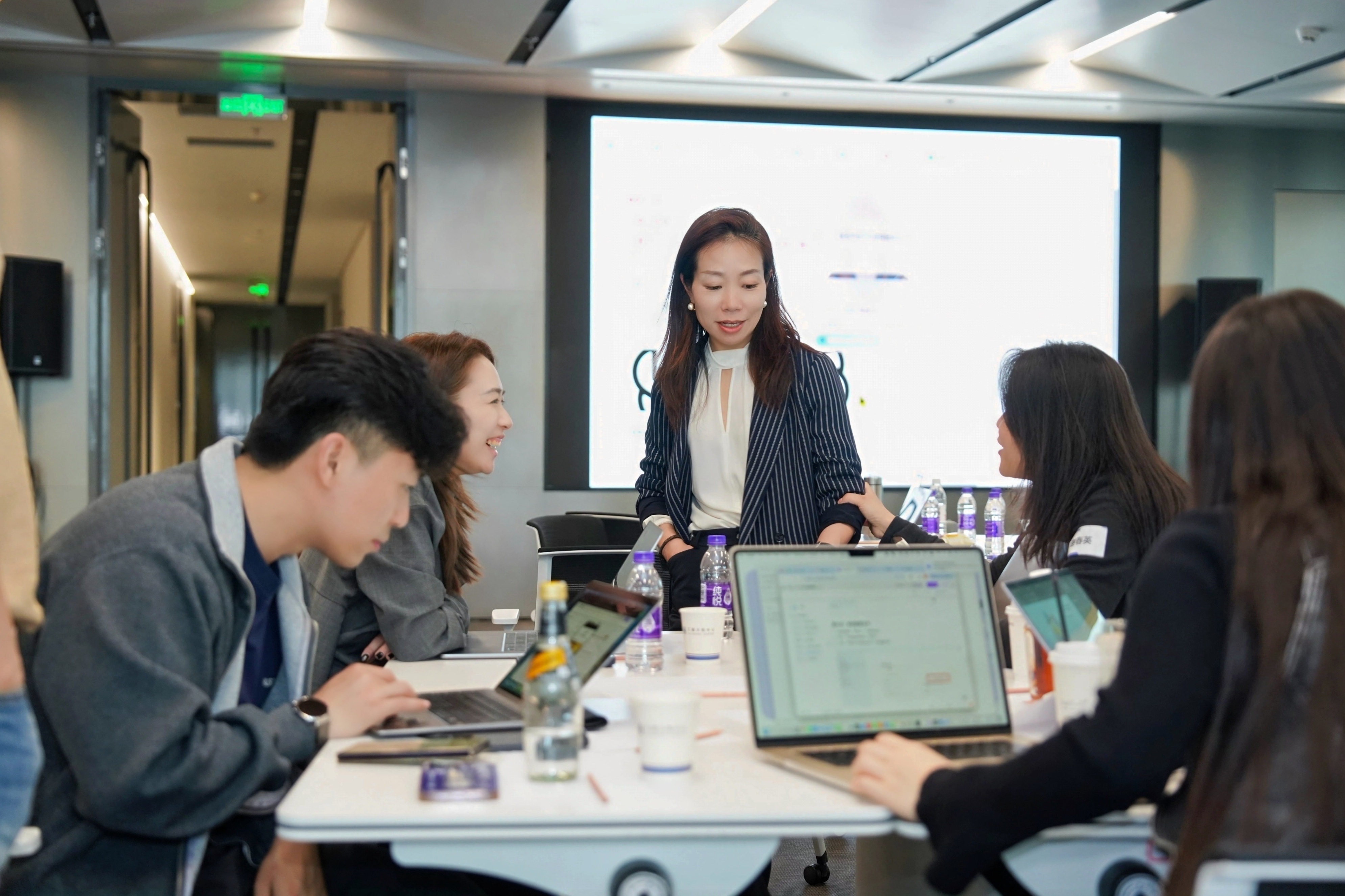 AI 数字员工实战营,企业家与团队投入课堂实操