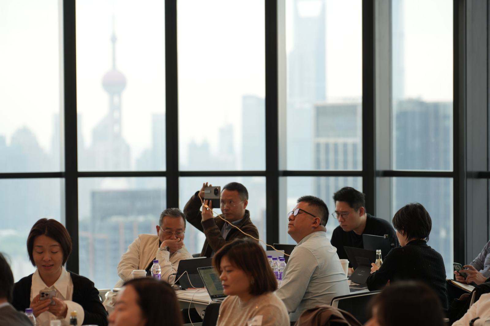 AI 龙虾大会现场,企业家在上海共同学习
